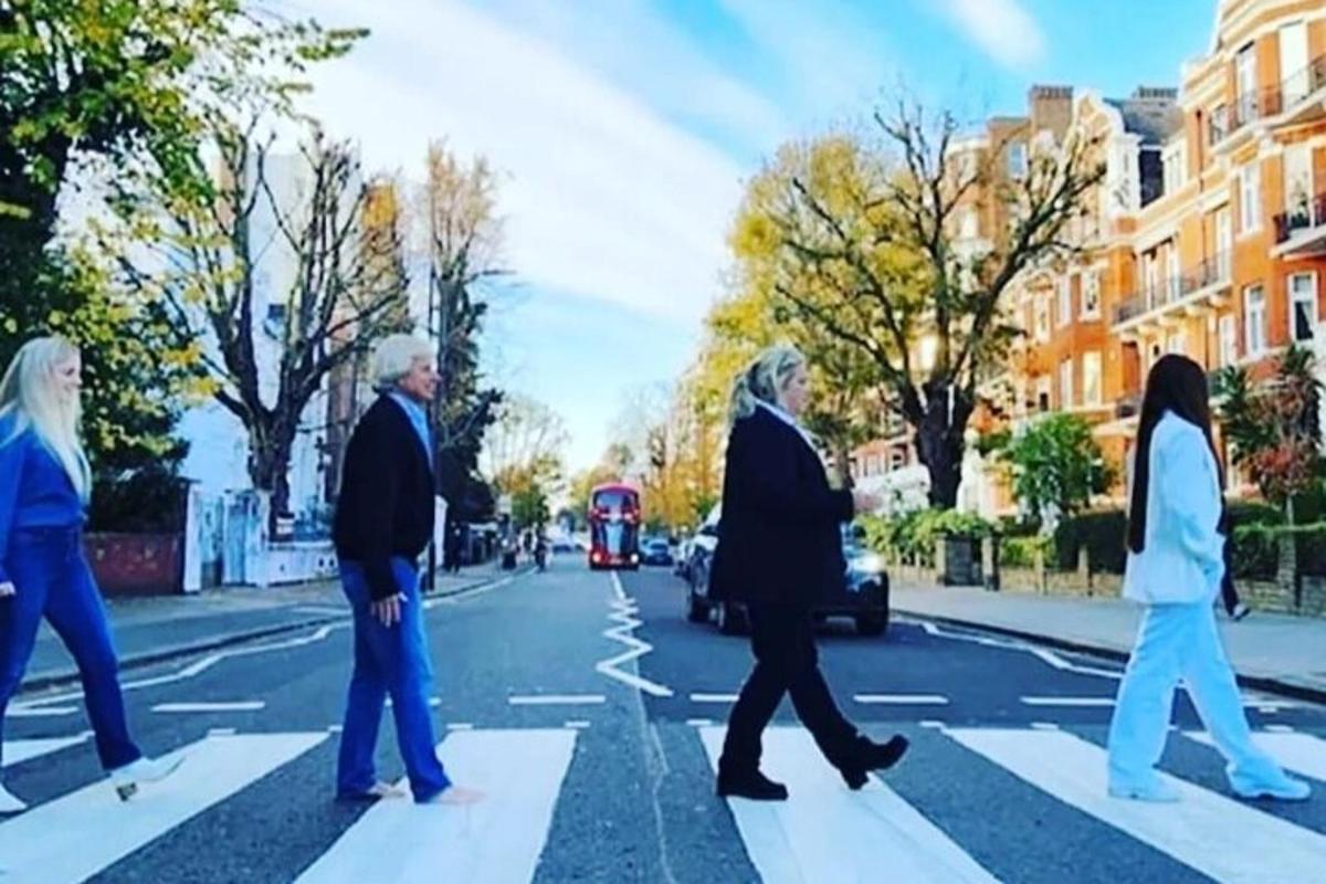 μια ομάδα ανθρώπων που διασχίζει έναν δρόμο σε μια διάβαση πεζών