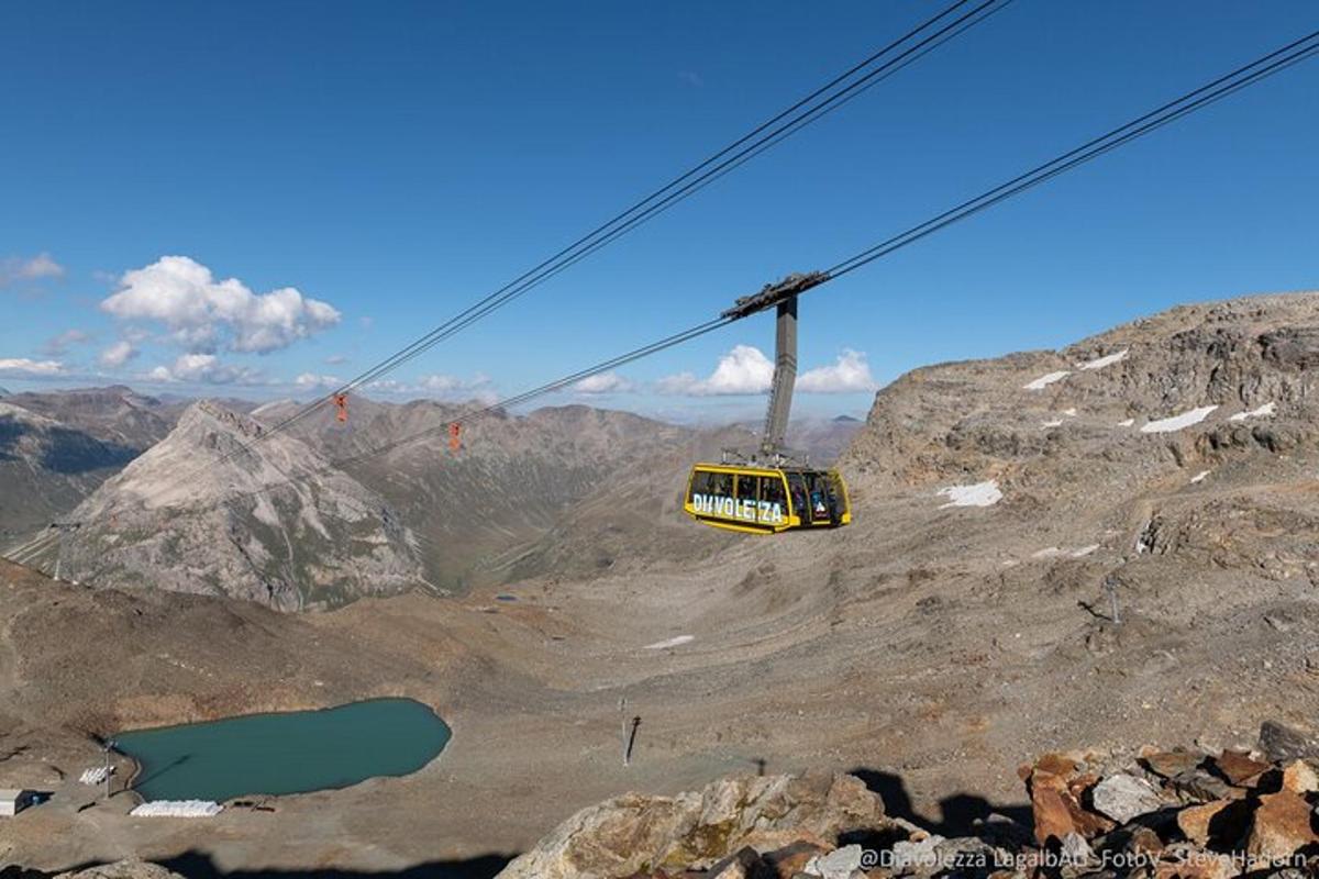una funivia gialla in cima a una montagna