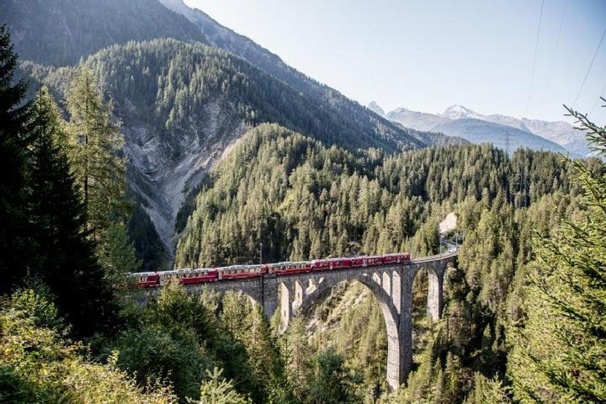 un treno su un ponte in montagna