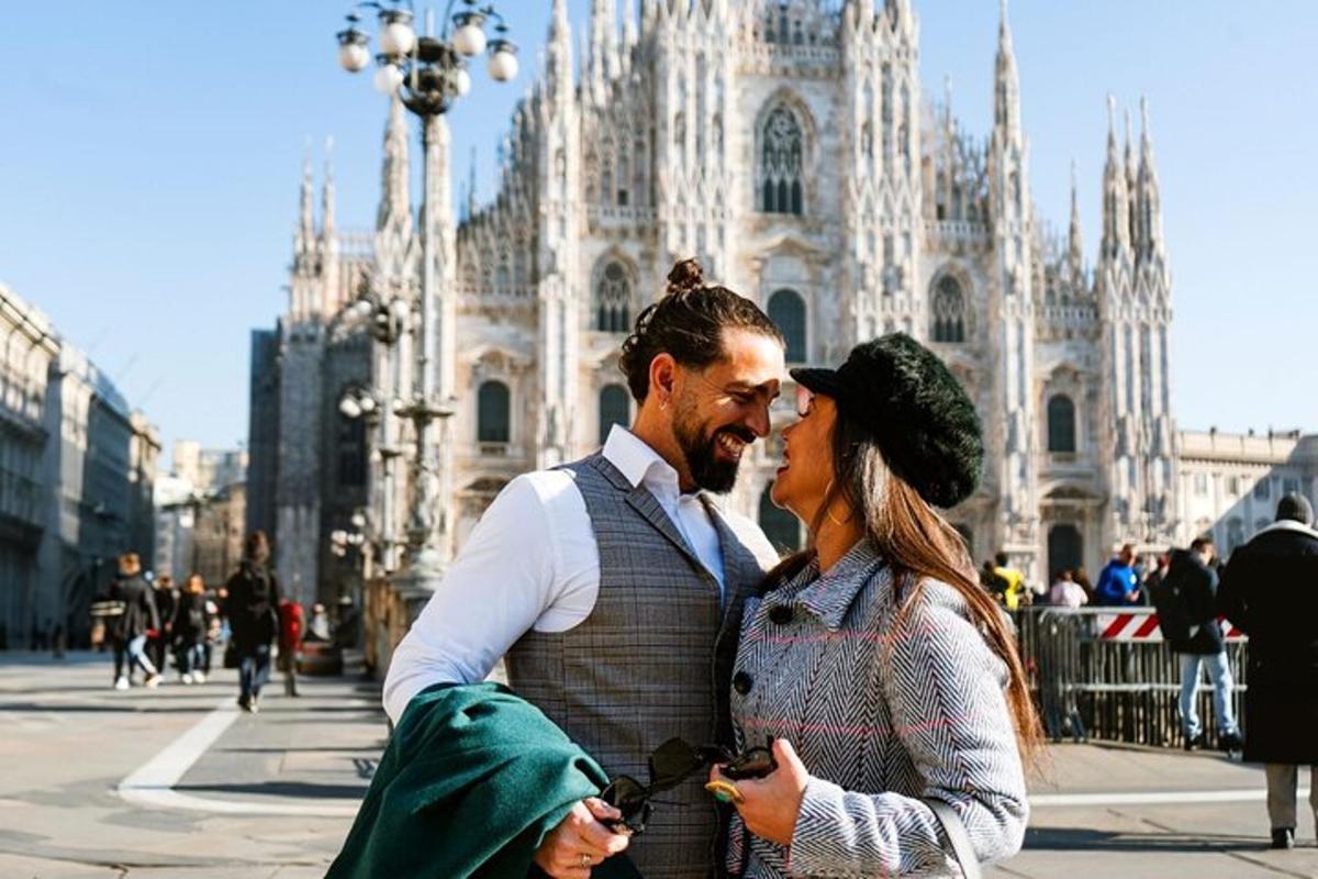 رجل وامرأة يقفان أمام كاتدرائية