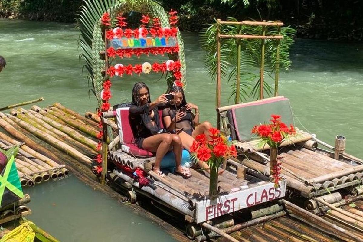 dos personas sentadas en la parte trasera de una balsa