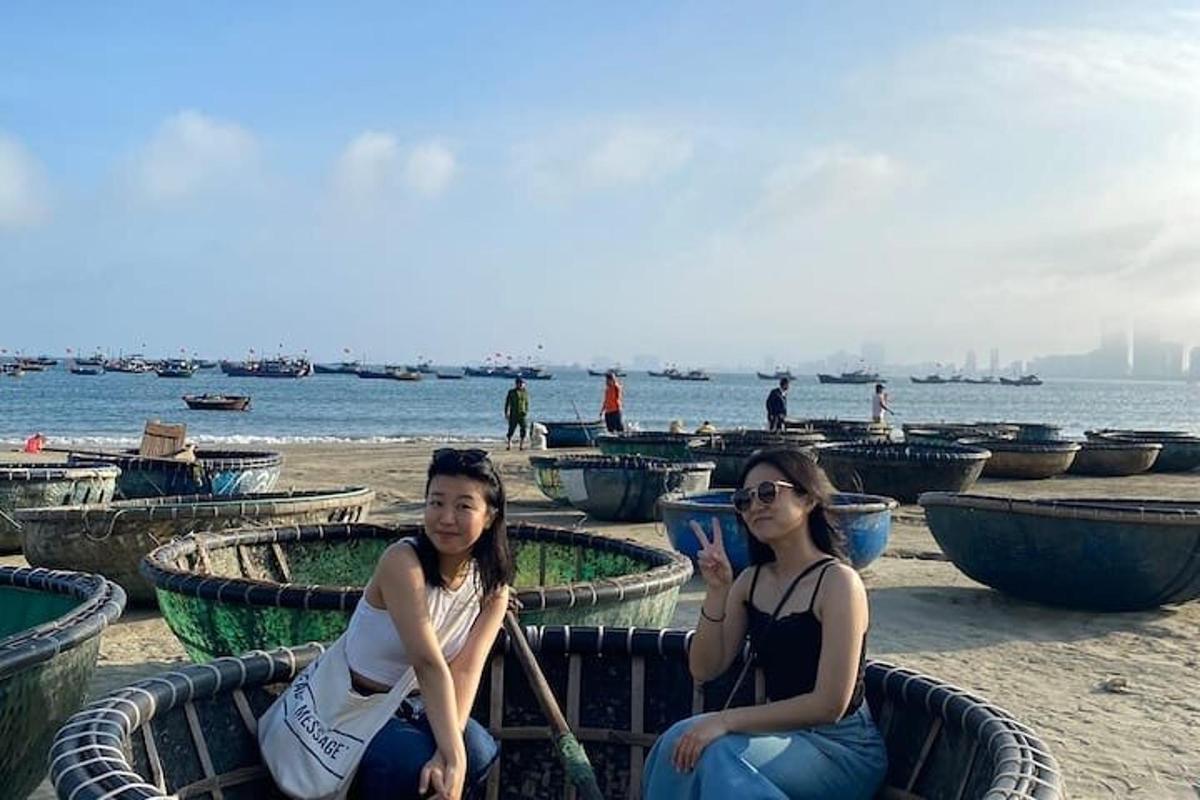 Dos mujeres están sentadas en sillas en la playa.