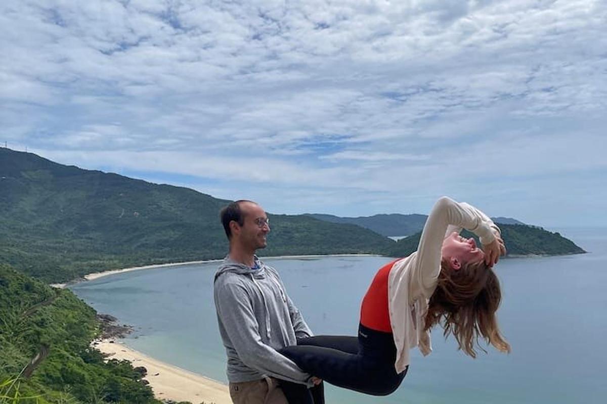 muž a žena stojící na vrcholu hory