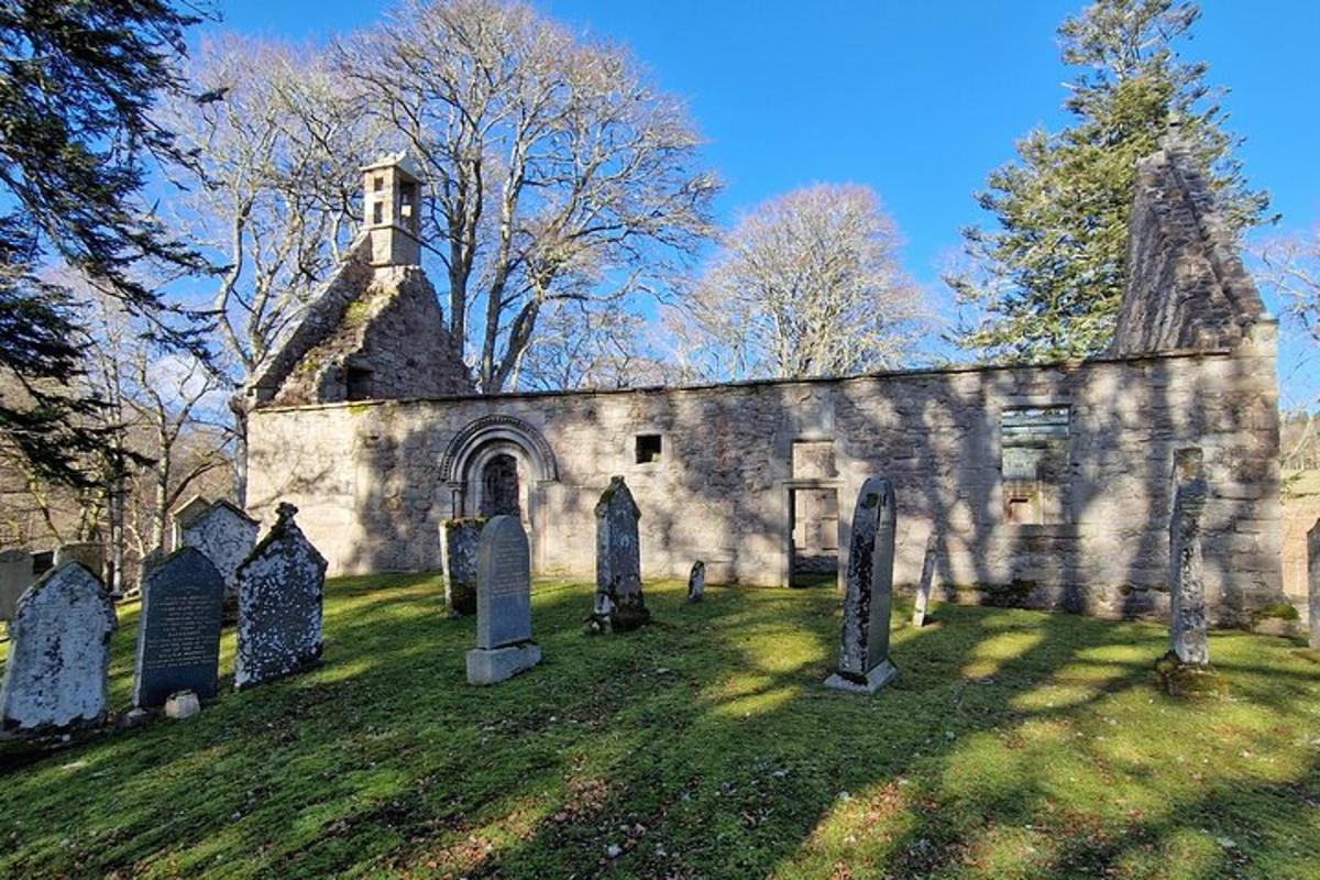 una vecchia chiesa di pietra con un mucchio di tombe