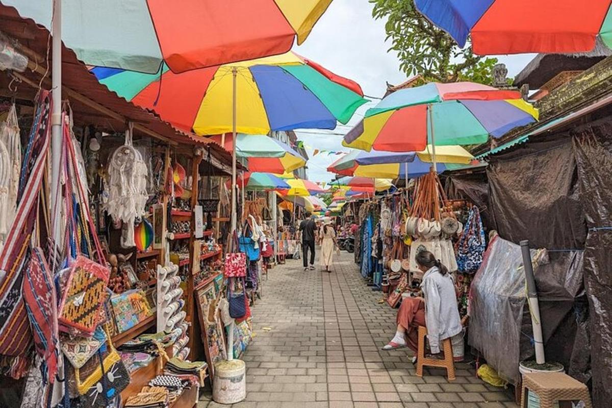 o piață cu umbrele colorate și oameni care merg pe stradă