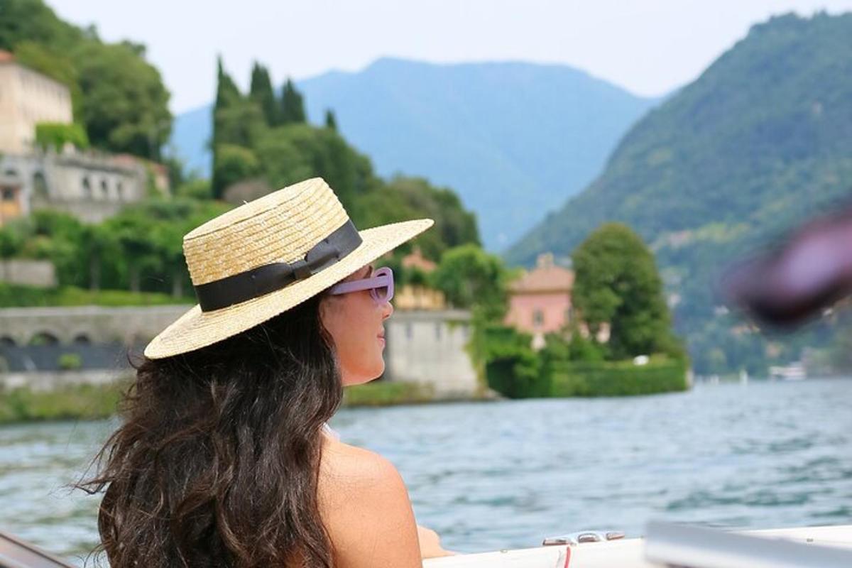 uma mulher usando um chapéu em um barco na água