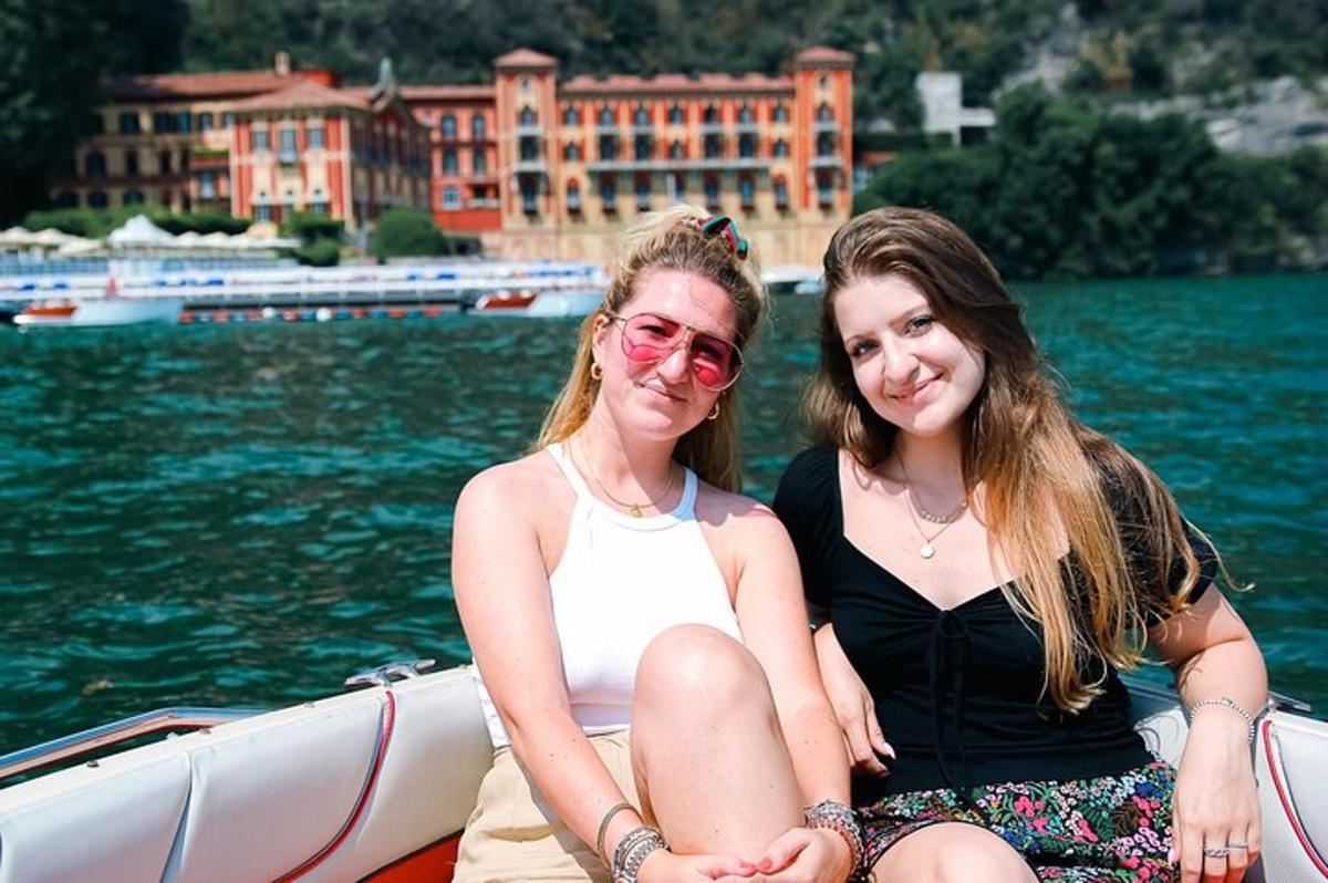 duas mulheres sentadas em um barco na água