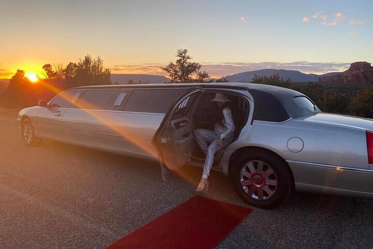 một người ngồi ở ghế lái của một chiếc xe limousine