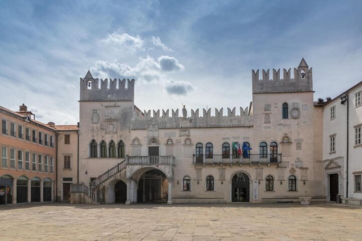 un grande castello con due torri in cima