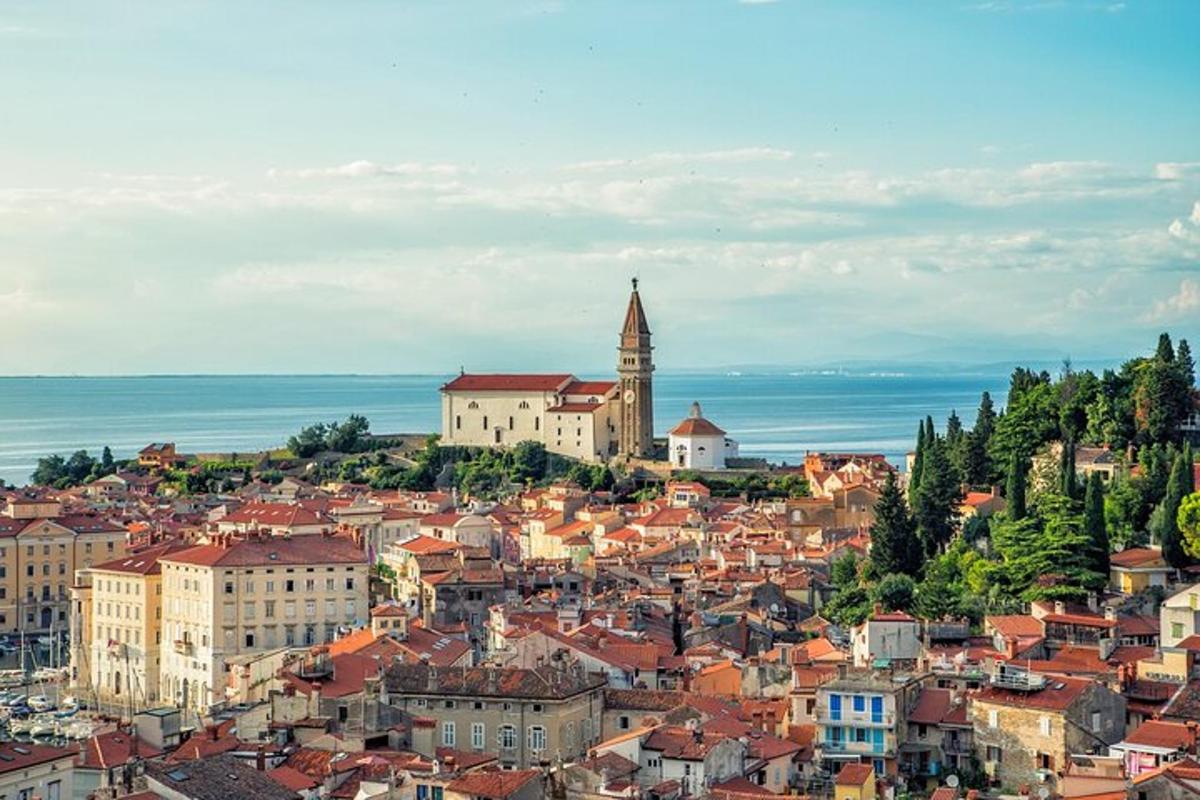 una vista di una città con edifici e una chiesa