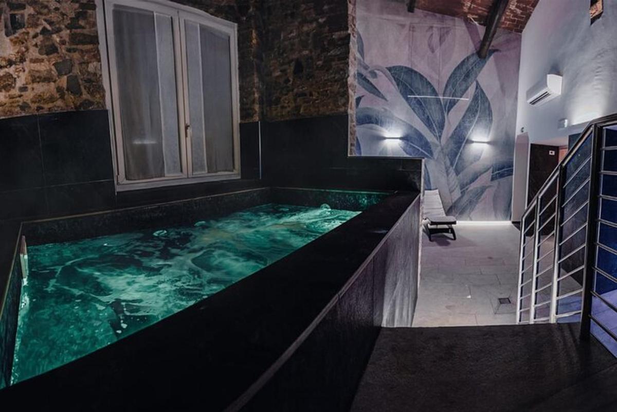 Un baño grande con una bañera grande con agua.