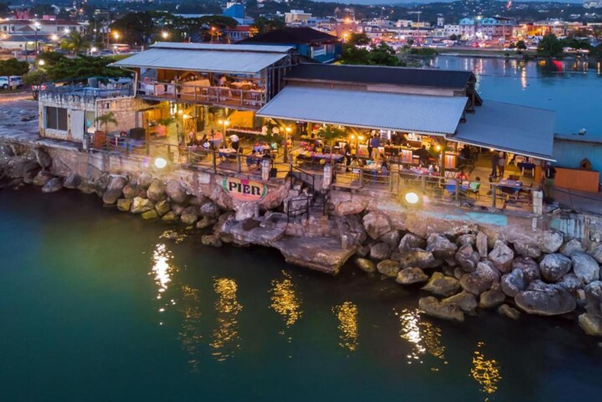 un ristorante di pesce sull'acqua di notte