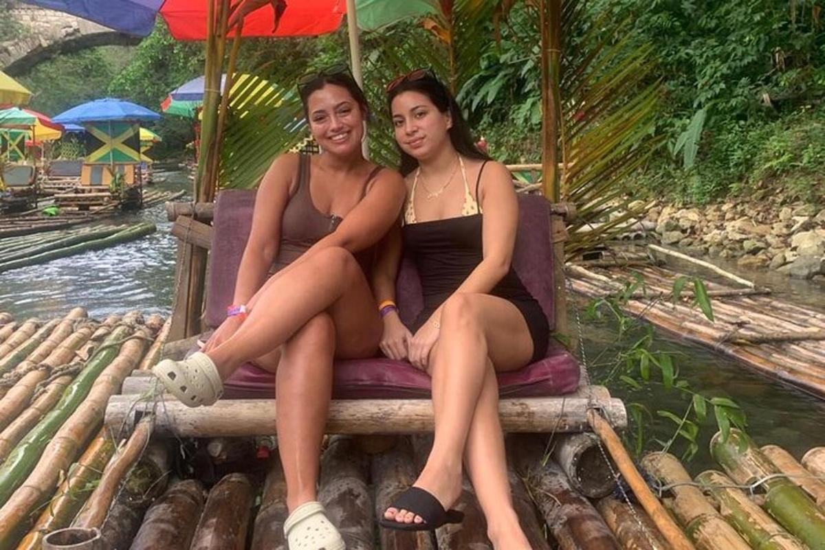 due donne sedute su una sedia vicino all'acqua