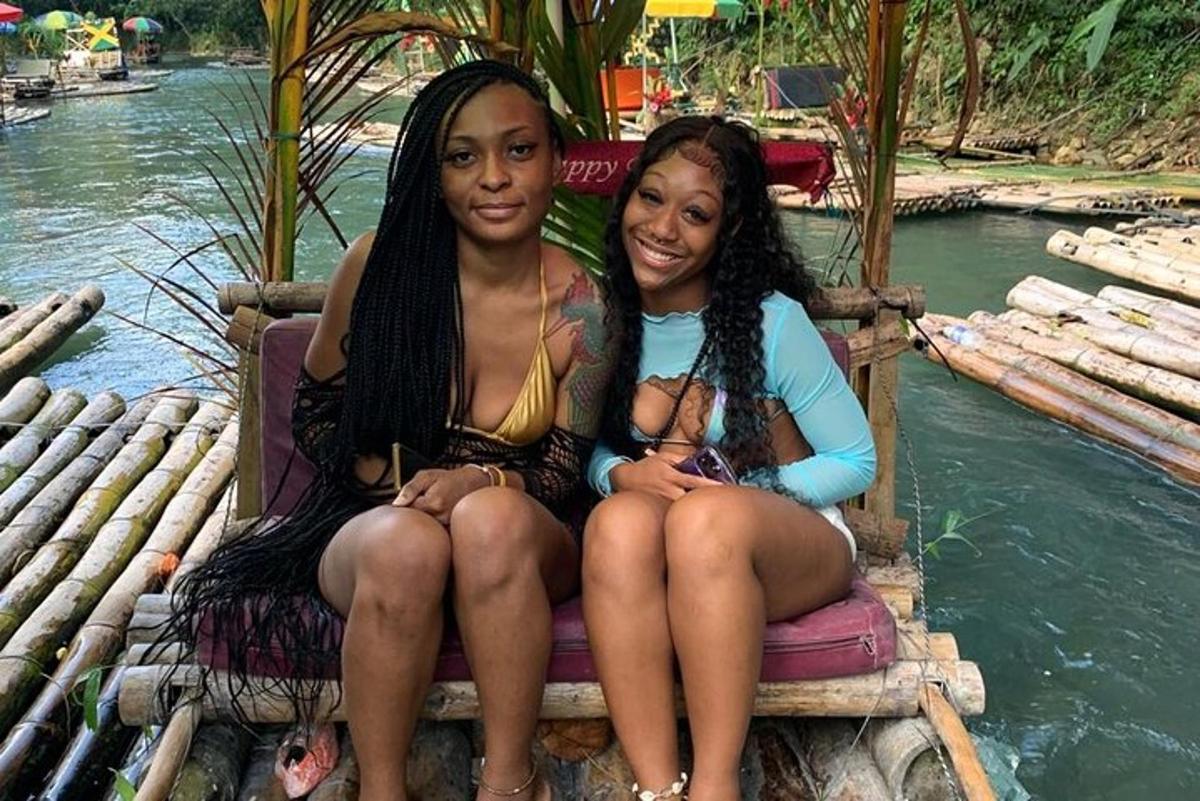 deux filles assises sur une chaise au bord de l'eau
