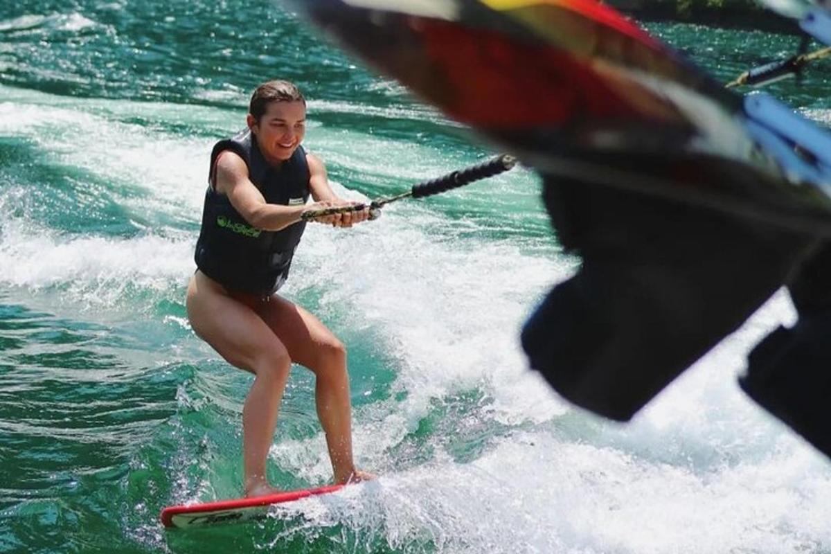 žena na surfu ve vodě