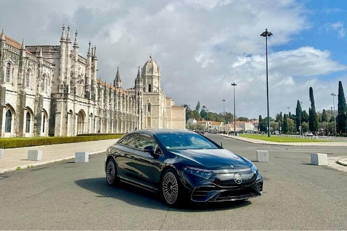 um carro azul estacionado em frente a um prédio