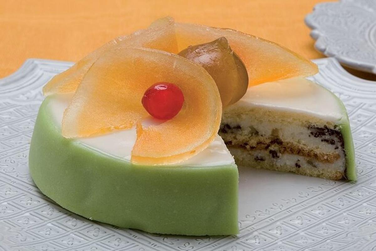Un trozo de pastel con fruta encima.