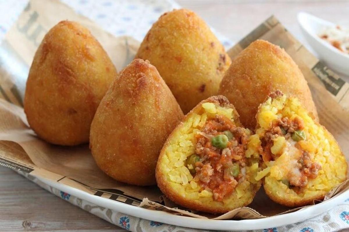 Un plato de comida con un montón de aperitivos.