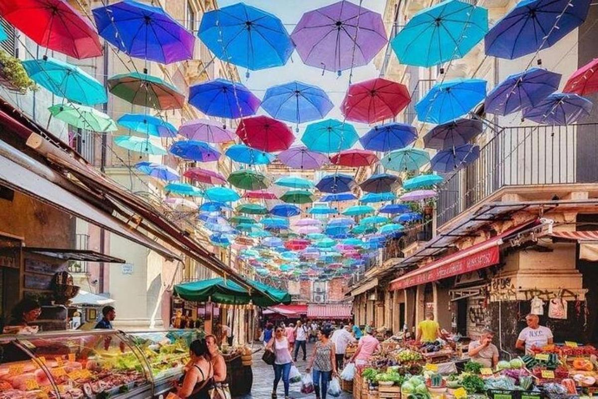 Un mercado con sombrillas colgando del techo.