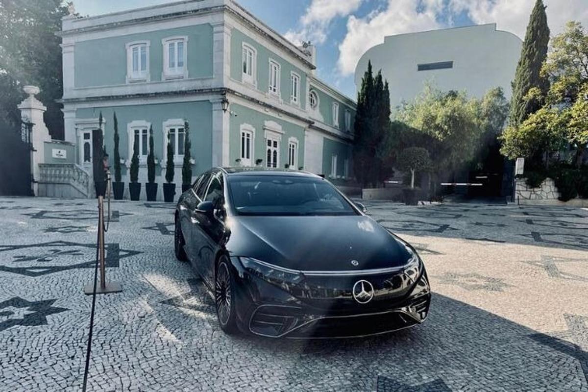 un'auto nera parcheggiata davanti a una casa