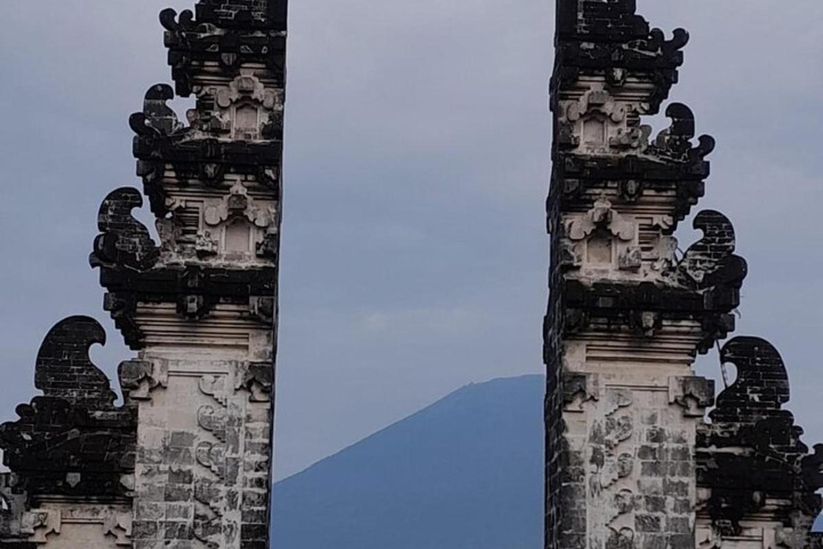 bangunan tinggi dengan latar belakang langit biru