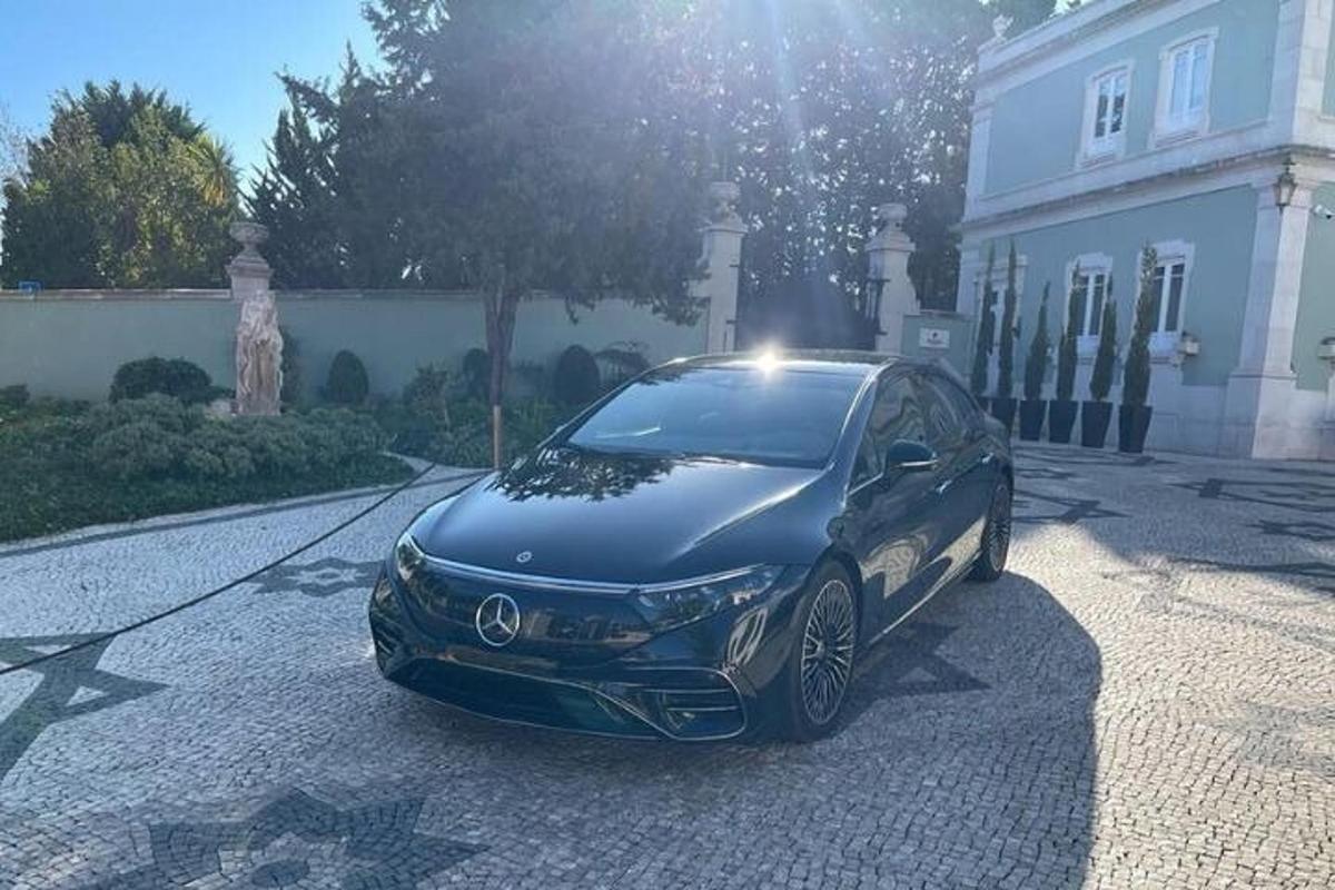un'auto nera parcheggiata davanti a una casa