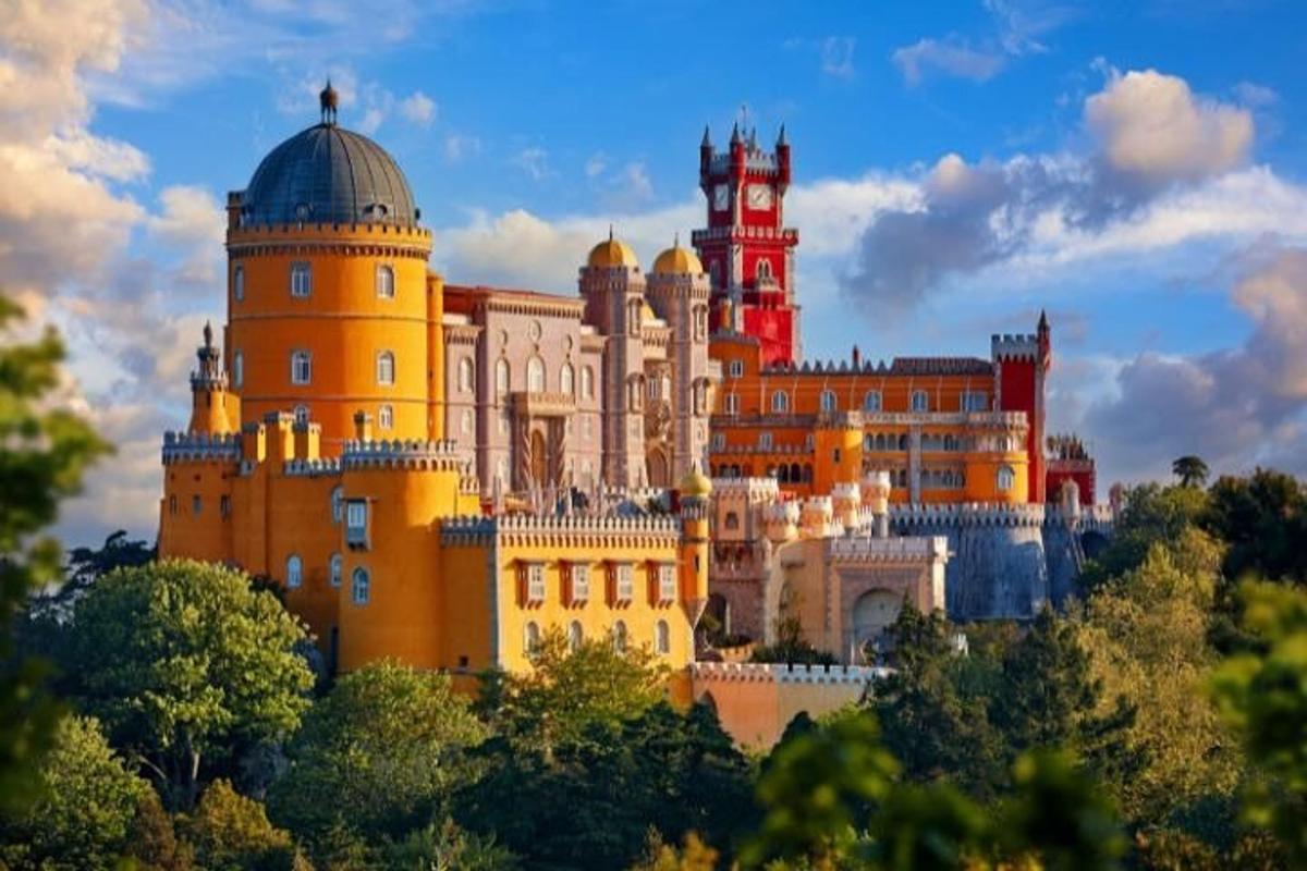 um grande castelo com uma torre do relógio no topo