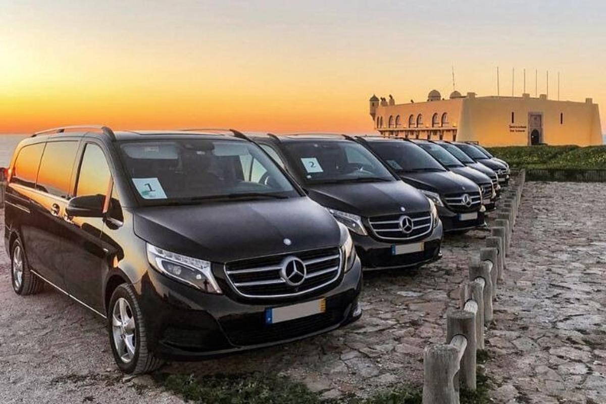 uma fileira de carros estacionados em fila