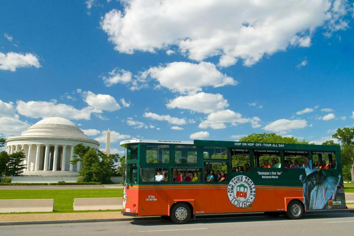 un autobus che percorre una strada di fronte a un edificio