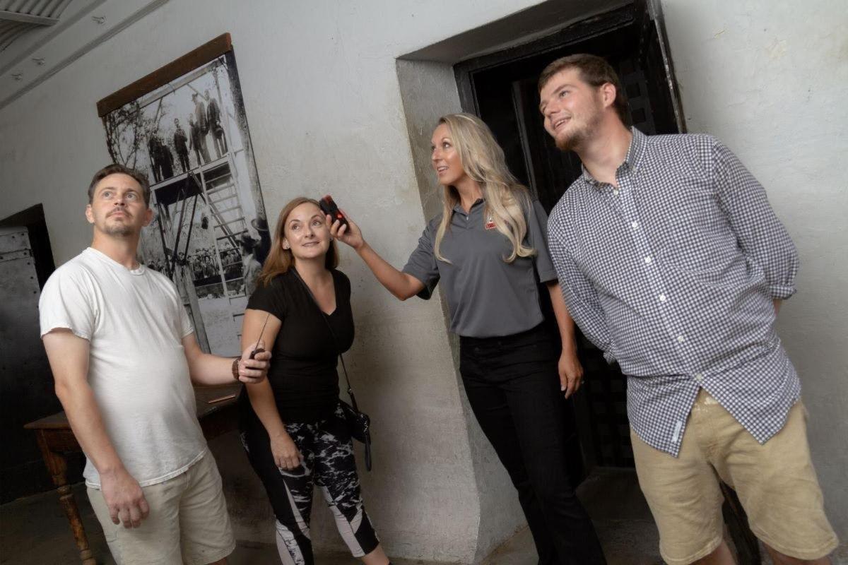 skupina lidí stojící u zdi