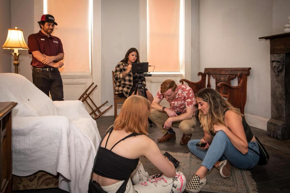 un grup de persones assegudes en una habitació