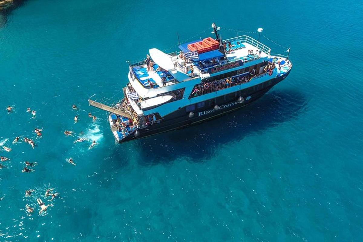 Un gran barco en el agua con gente a bordo.