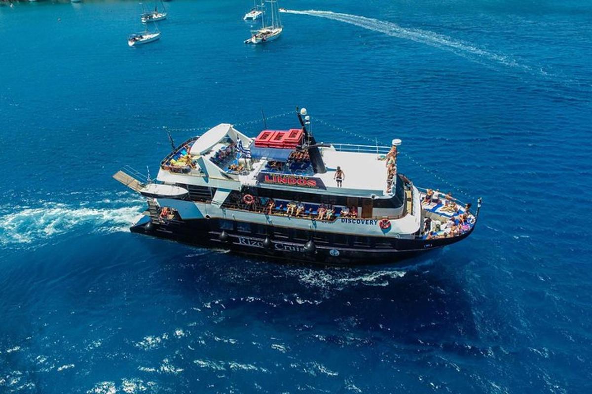 un barco lleno de gente en el agua
