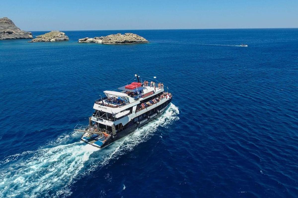 un barco en medio de una gran masa de agua