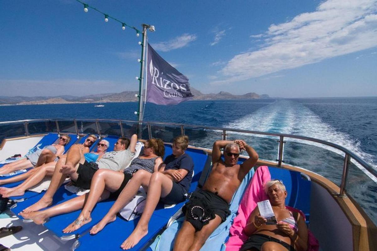un grupo de personas sentadas en la cubierta de un barco