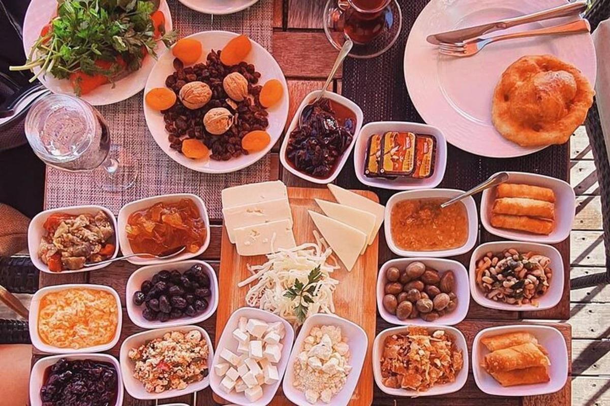 طاولة عليها العديد من أطباق الطعام المختلفة