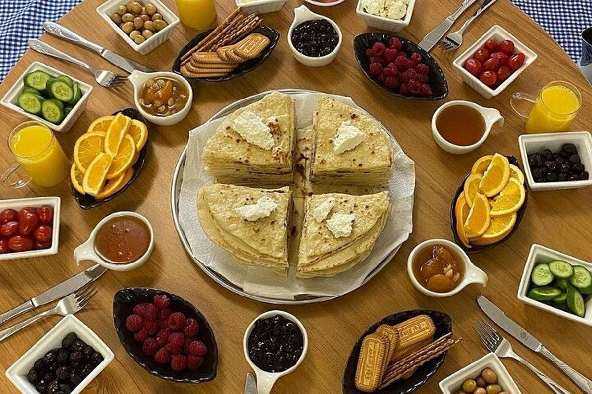 طاولة يعلوها طاولة عليها طعام وفواكه