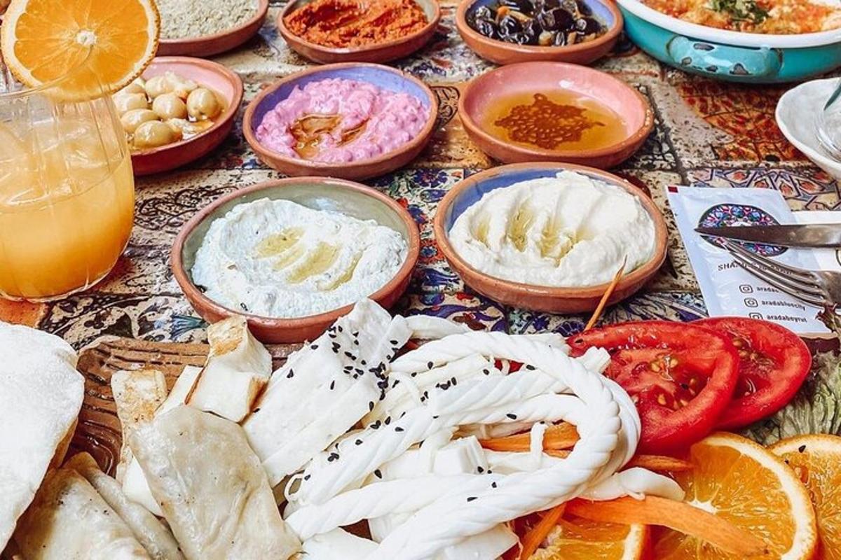 طاولة عليها أنواع مختلفة من الطعام