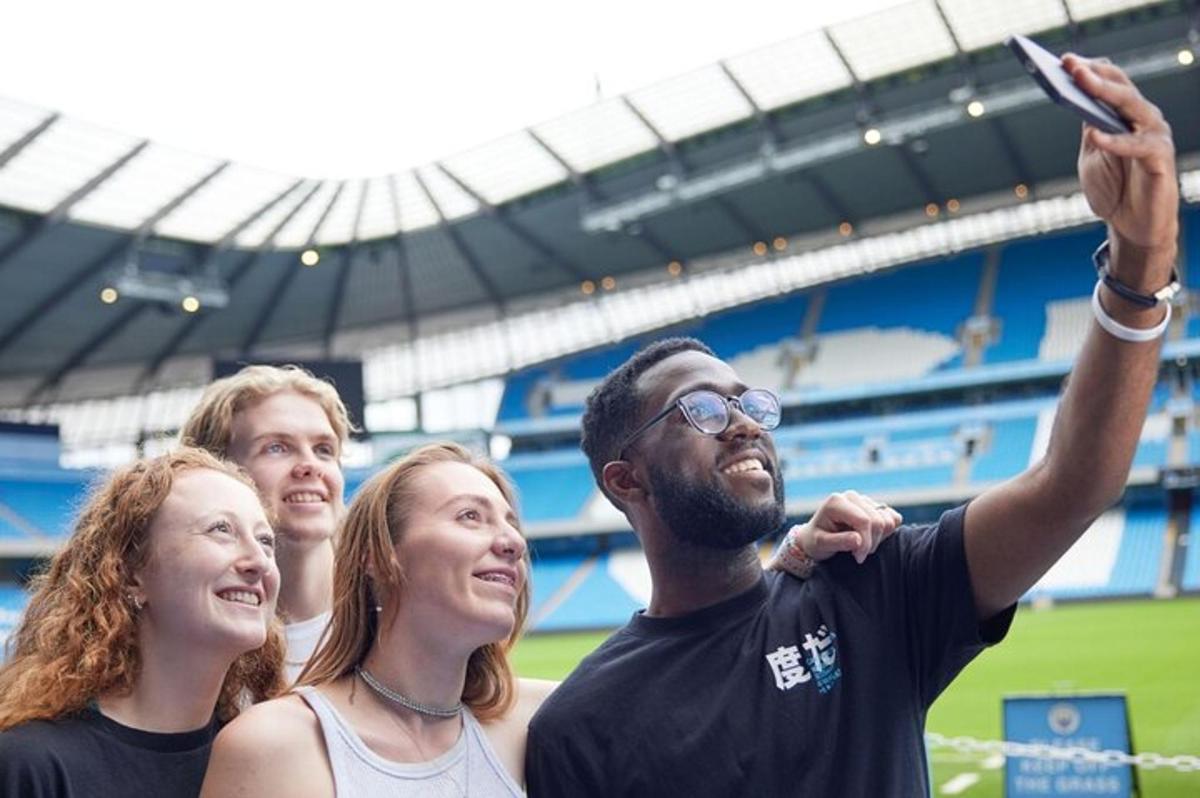 en gruppe mennesker som står foran et stadion