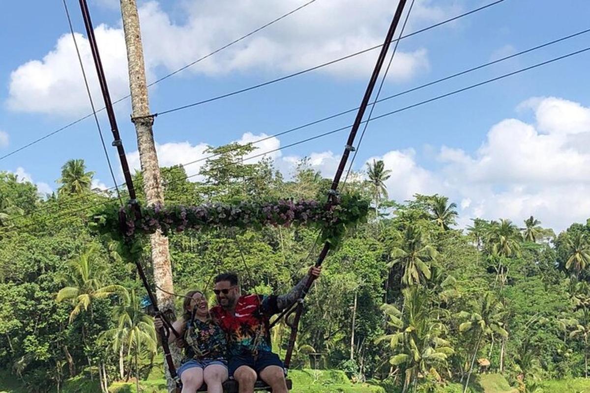 seorang lelaki dan seorang wanita menaiki zip line