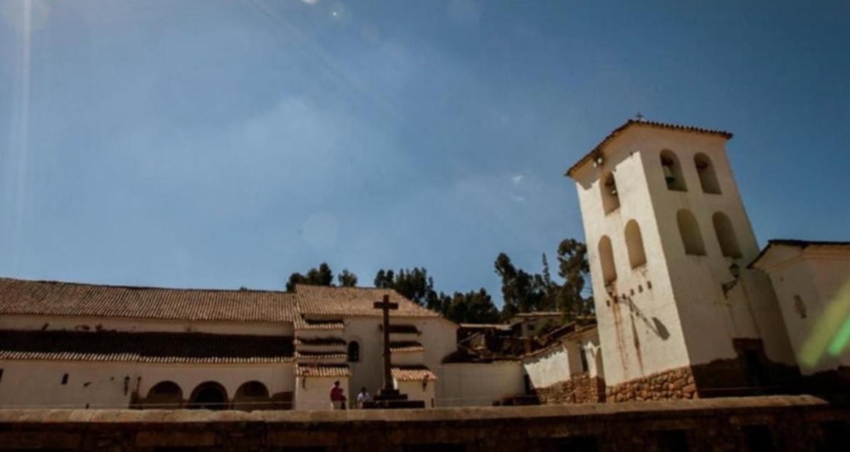 um edifício com uma torre de relógio em uma cidade