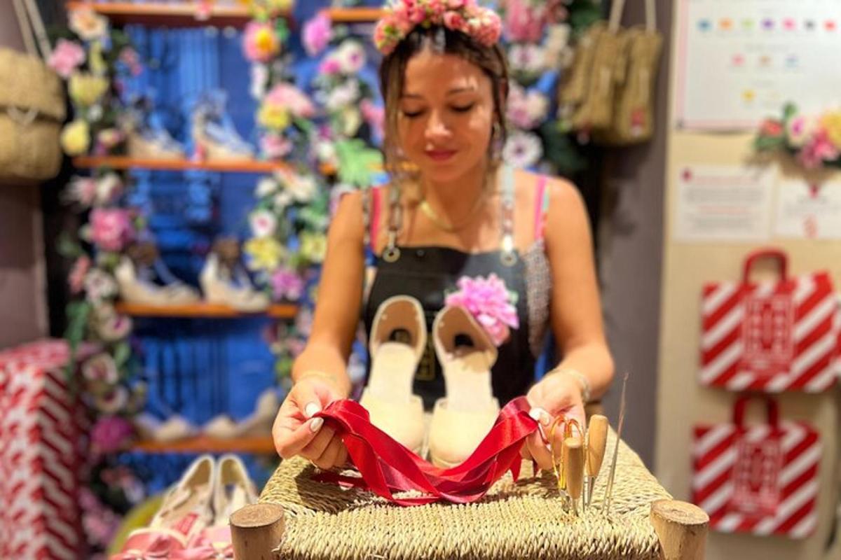 một người phụ nữ trong cửa hàng với một con chó đồ chơi trên bàn
