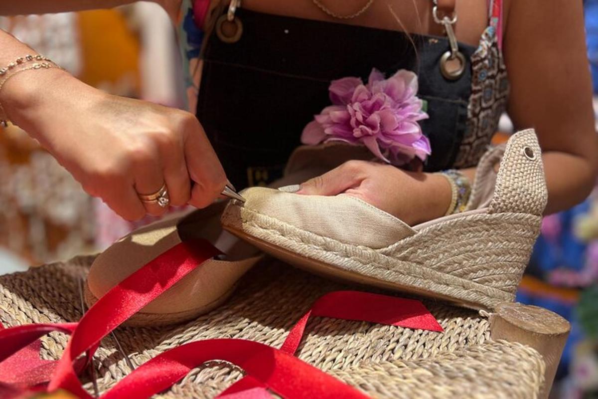 một người phụ nữ đang cắt mũ bằng một chiếc kéo