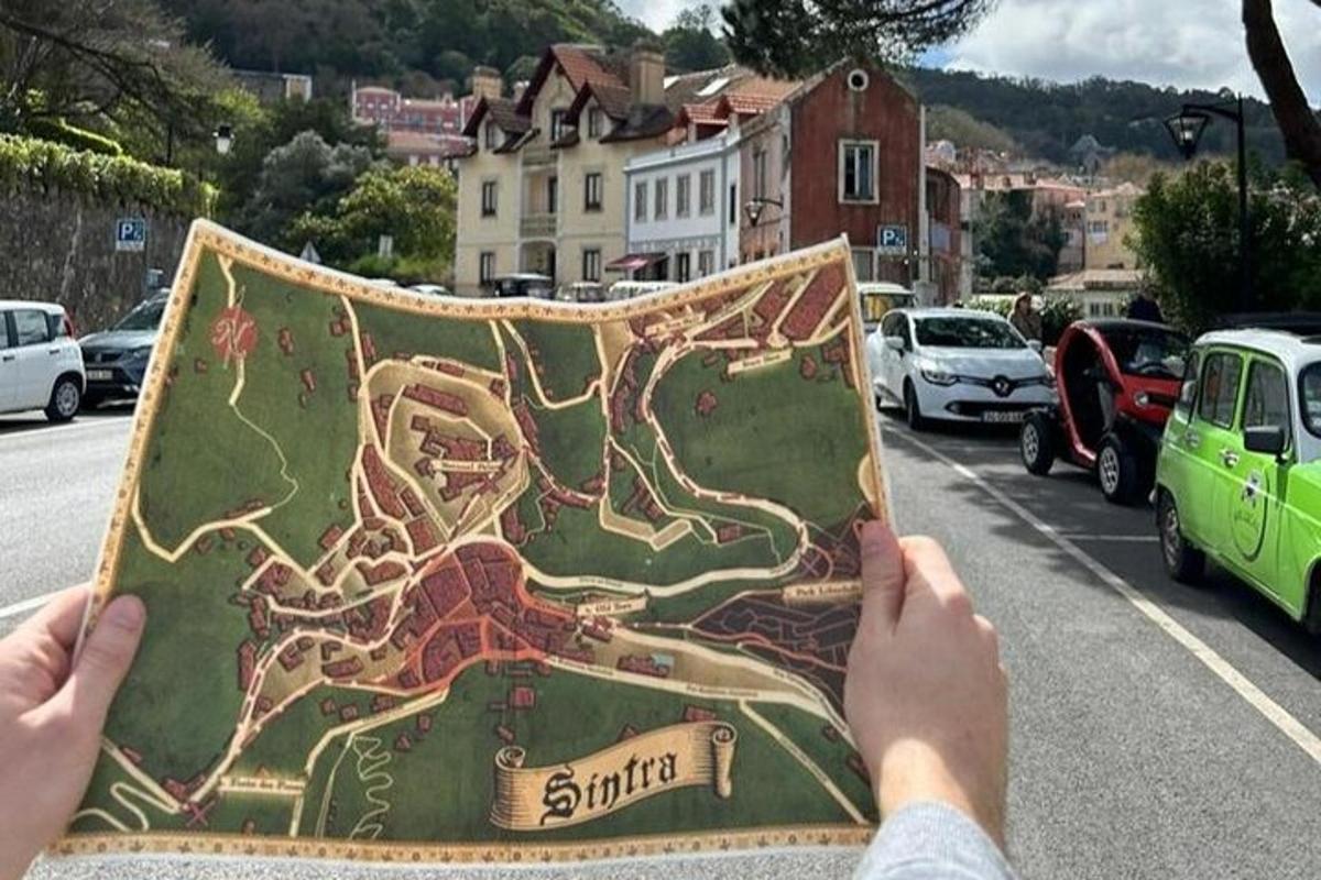 una persona che tiene in mano una mappa davanti a una strada