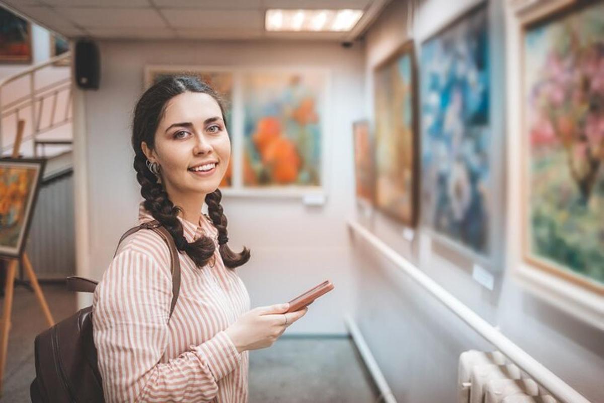 žena stojící v galerii a prohlížející si obraz