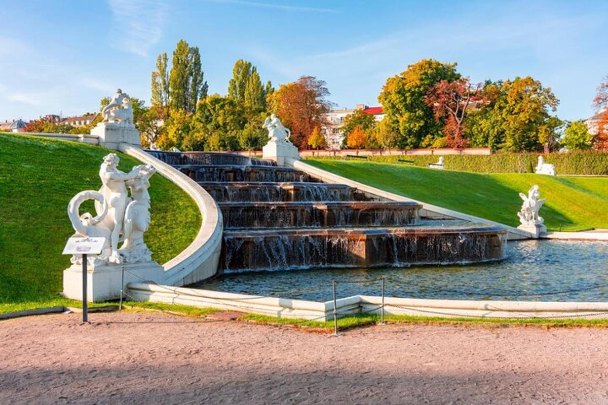 een fontein midden in een park