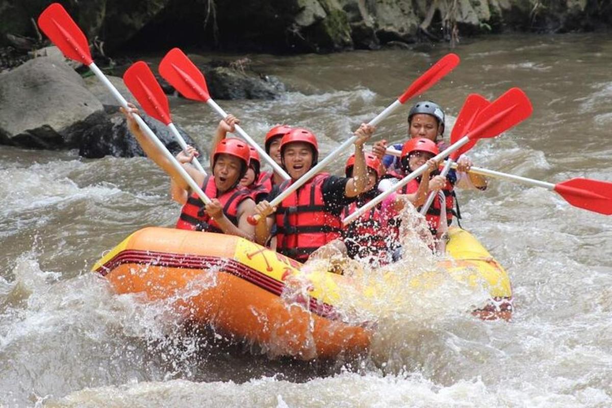 sekumpulan manusia dalam rakit di sungai