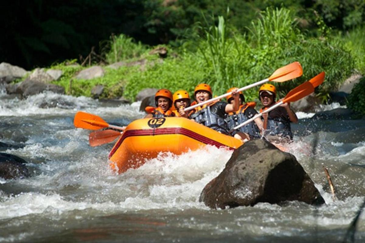 sekumpulan manusia dalam rakit di sungai