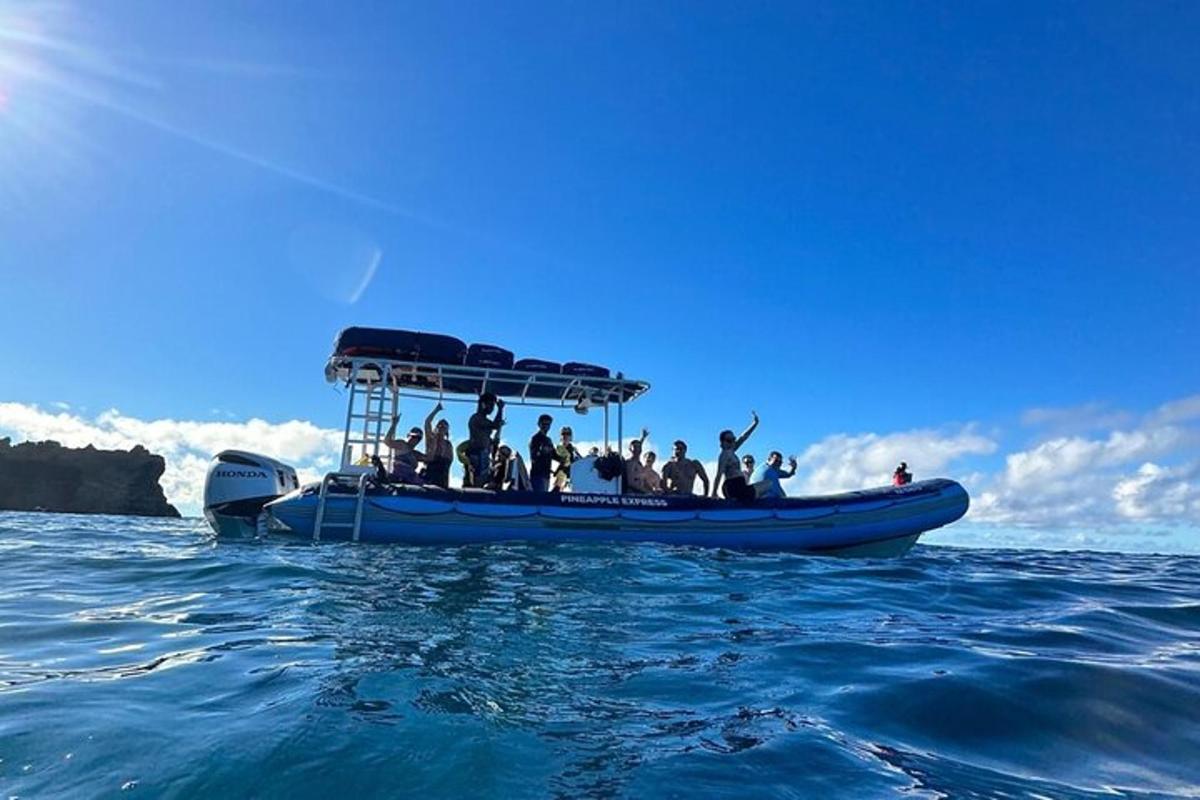 un gruppo di persone su una barca in acqua