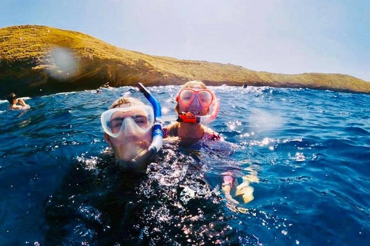 due persone in acqua con un boccaglio